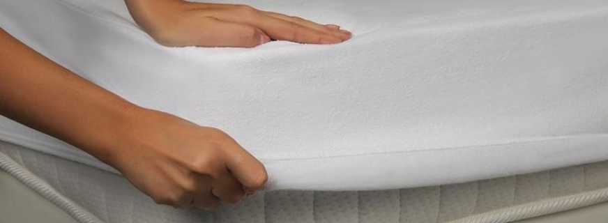 Úplný prehľad poťahov matracov na posteli, dôležité výberové kritériá