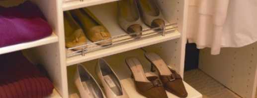 Functies planken voor schoenen voor de kast, hoe te kiezen