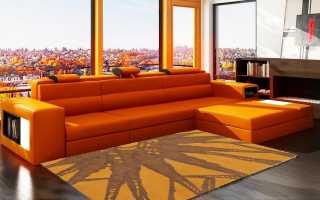 Laimingas oranžinės sofos ir interjero stiliaus derinys