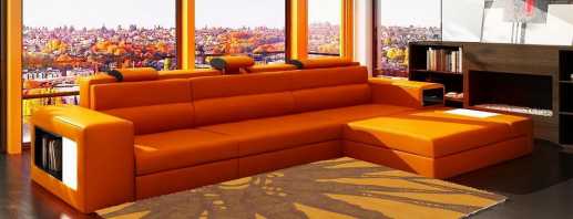 Obojstranne výhodná kombinácia oranžovej pohovky so štýlmi interiéru