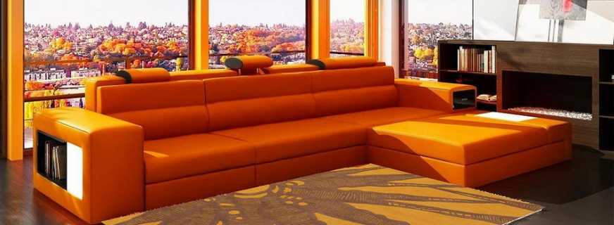 Eine Win-Win-Kombination aus einem orangefarbenen Sofa und Interieurstilen