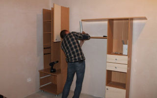 Como consertar móveis de armários em casa