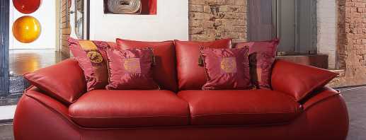 La scelta e il posizionamento del divano in conformità con l'interno della stanza
