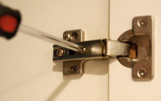 Cum se pot regla balamalele de pe ușa dulapului, instrucțiuni detaliate