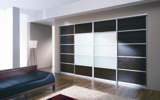 Kenmerken van ingebouwde meubels, de benoeming van elementen en installatieregels
