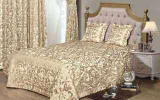 Az ágytakarók kiválasztásának árnyalata egy dupla ágyhoz, a belső kialakítással kombinálva