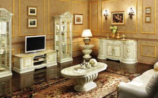 Características de la elección de muebles en la sala de estar realizados en el estilo clásico.