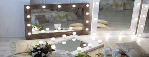 Varietà di specchi con lampadine, motivi di popolarità tra le donne