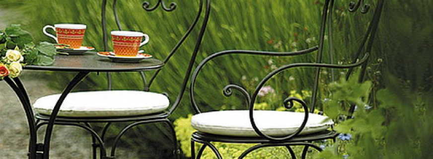 Kenmerken van meubels voor de tuin en de tuin, en bestaande types