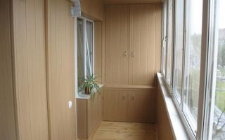 Funktioner i valet av inbyggda garderober för balkongen, befintliga alternativ