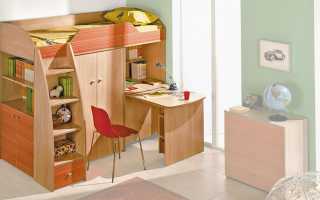 Dizajnové prvky podkrovných postelí so stolom a šatníkom, rozloženie prvkov