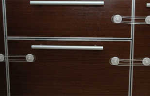 Features of child protection for drawers and cabinets, selection rules