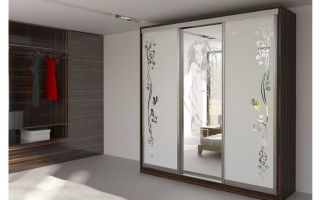 What are three-wing sliding wardrobes, an overview of models with a mirror