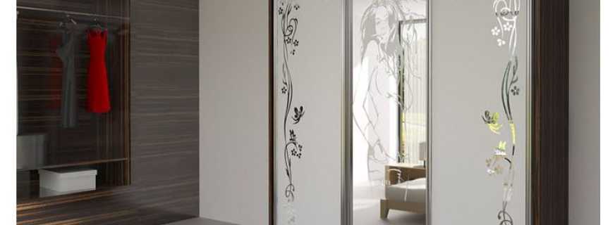 What are three-wing sliding wardrobes, an overview of models with a mirror