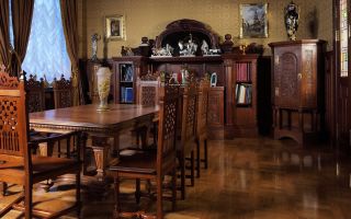 Features of antique furniture, its pros and cons
