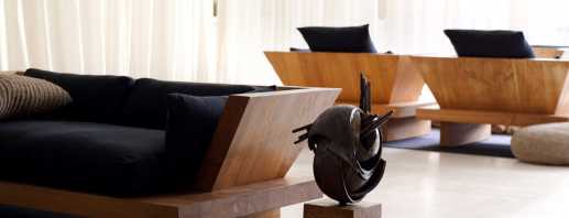 Una variedad de muebles de diseño con materiales personalizados.