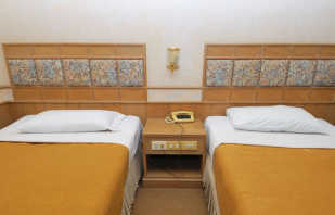 What are the options for furniture in the hostel, important recommendations and their features