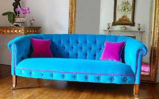 Combinazioni armoniose di un divano turchese con interni moderni