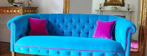 Gabungan harmoni sofa berwarna biru dengan hiasan dalaman yang moden
