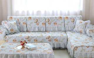 Assortiment de couvre-lits sur un canapé d'angle, conseils de couture bricolage