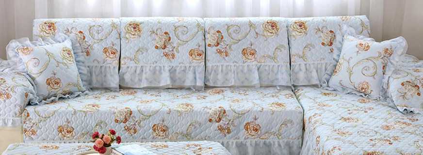 Assortiment de couvre-lits sur un canapé d'angle, conseils de couture bricolage