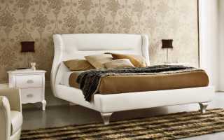 Italienisches Bett mit weichem Kopfteil, die Verkörperung von Stil und Komfort