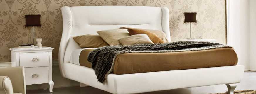 Italiensk säng med ett mjukt huvudgavel, utformningen av stil och komfort