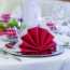 As nuances de escolher guardanapos para a mesa festiva, as regras para sua colocação