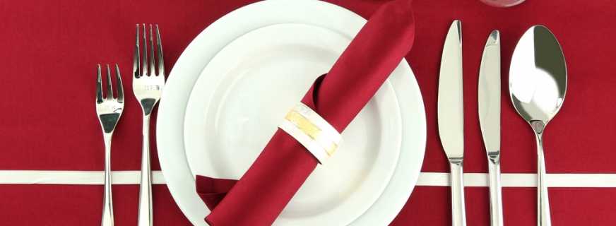 The rules of table setting for etiquette, the choice of dishes and decor