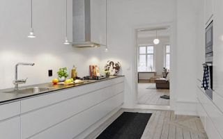 Gyönyörű konyhai kialakítás felső szekrény nélkül, fotók a kész opciókról