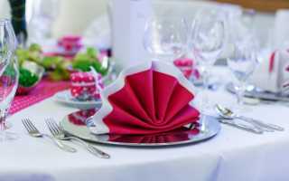 De nuances van het kiezen van servetten voor de feesttafel, de regels voor hun plaatsing
