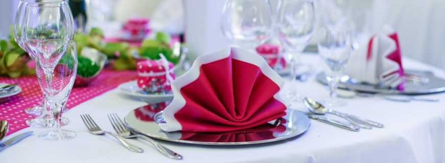 The nuances of choosing napkins for the festive table, the rules for their placement