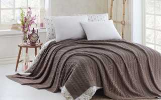 Výroba pletených přehozů na postel s pletacími jehlicemi a háčkováním