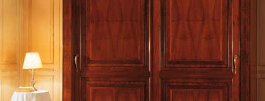 Características de los armarios deslizantes de madera maciza, una visión general de los modelos.