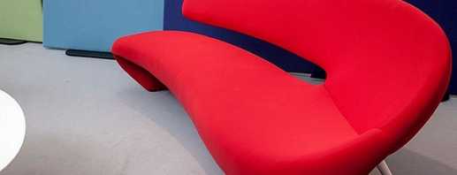 Come rinfrescare l'interno con un divano rosso, consigli di design