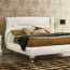 Italiaans bed met een zacht hoofdeinde, de belichaming van stijl en comfort