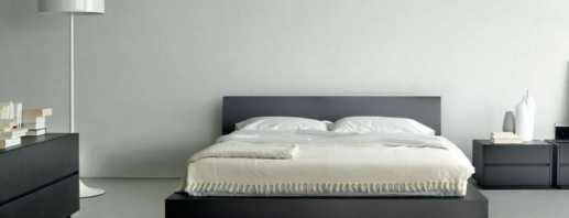 Særlige træk ved senge i stil med minimalisme, hvordan de ændrer interiøret