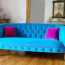 Gabungan harmoni sofa berwarna biru dengan hiasan dalaman yang moden