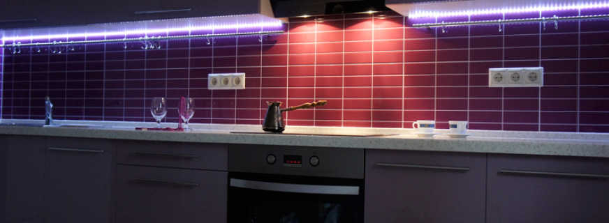 La scelta dell'illuminazione a LED in cucina per armadi, regole di installazione