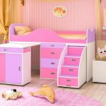 Katil merah jambu dengan meja