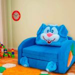 Kerusi biru untuk kanak-kanak kecil