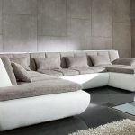 Sofa berbentuk U di ruang tamu