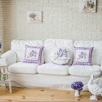 Weißes Sofa im Provence-Stil
