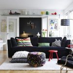 Juoda skandinaviško stiliaus sofa