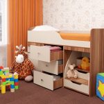 Kinderbett mit Treppen und Schubladen