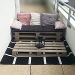 Pallets soffa på en öppen balkong