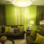 Cremefarbenes Sofa kombiniert mit anderen Grüntönen