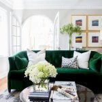 Smaragda dīvāns smilškrāsā interjerā