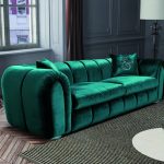 Smaragdinė sofa gyvenamajame kambaryje