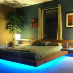 Bett mit blauer Hintergrundbeleuchtung